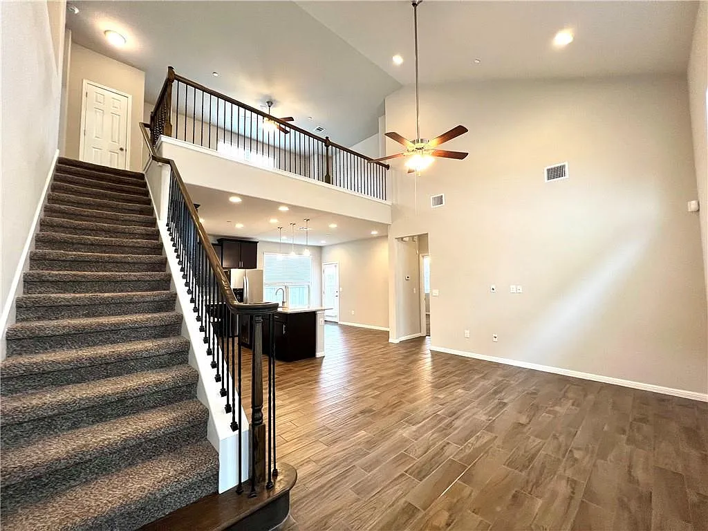 3 bed, 2.5 bath, 2138 sqft, $2,400 — Photo 3
