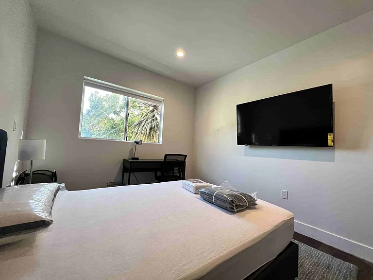 1747 N La Brea Ave — Photo 28