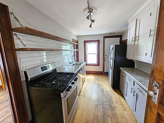 3rd image of 652 36th Ave NE