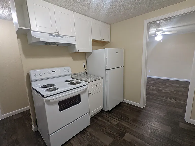 Sunrise Apartments — Photo 20