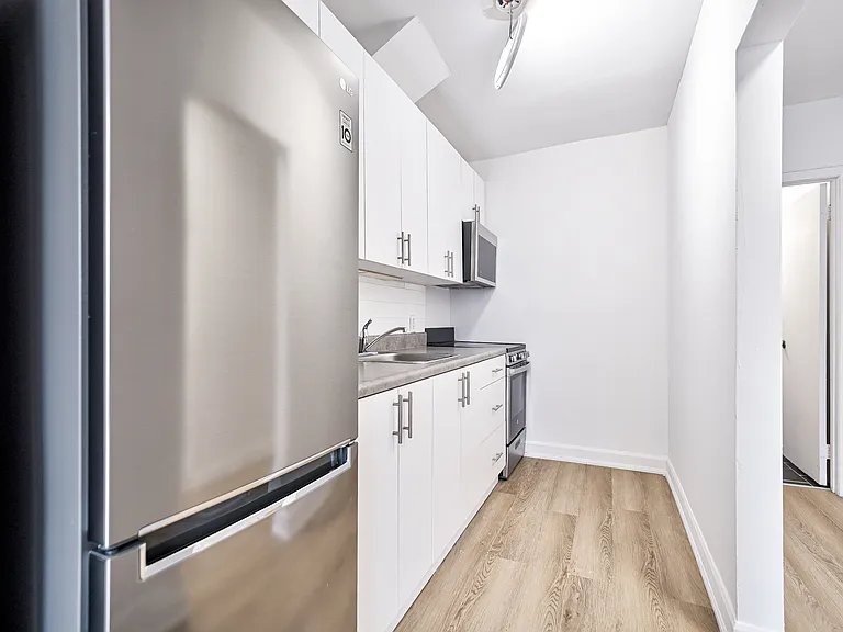 1046 Bathurst St — Photo 19
