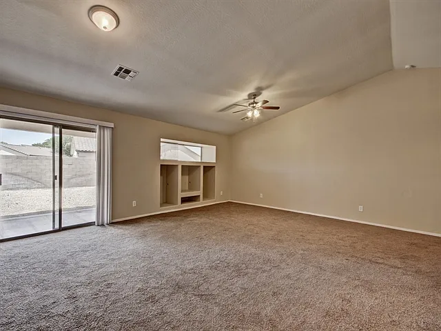 4 bed, 2.0 bath, 2074 sqft, $2,195 — Photo 4