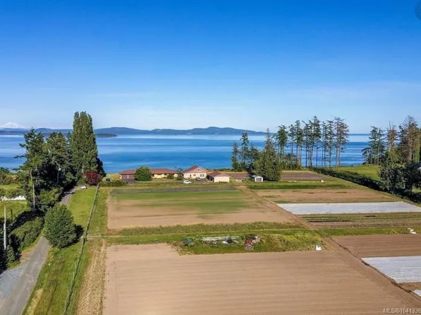 3191 Martindale Rd, Central Saanich, BC V8M 1W6