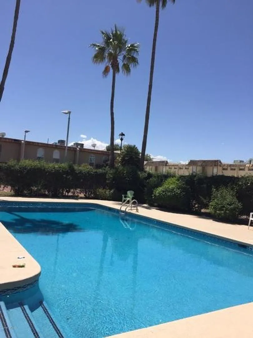 Great Updated, Remodeled Home, A/C, Community Pool, Covered Parking — Photo 3