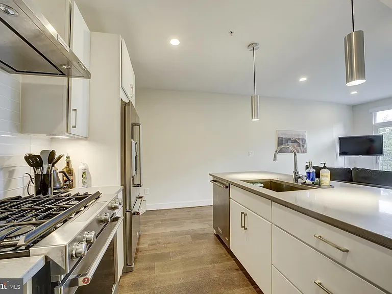 2337 Champlain St NW #104 — Photo 10