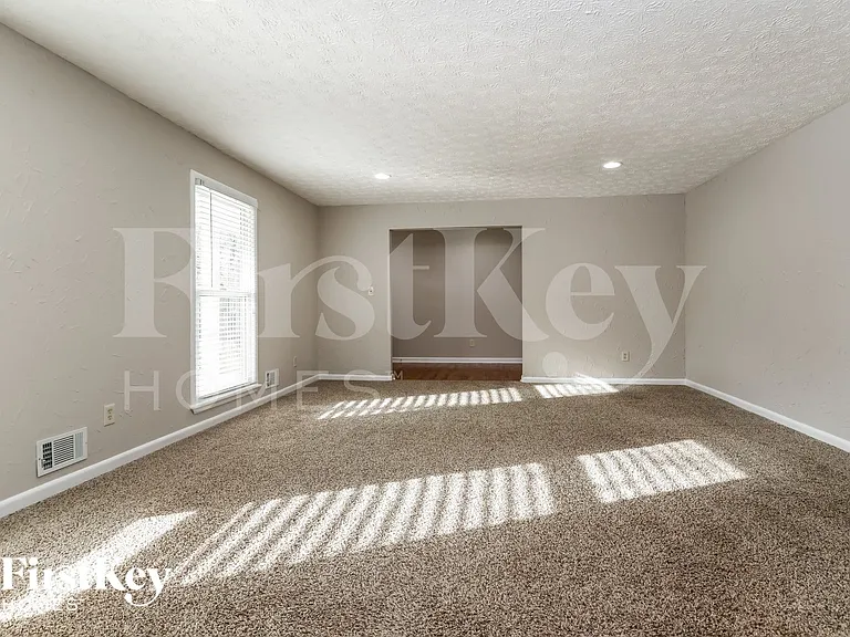 2324 Sussex Ct — Photo 3