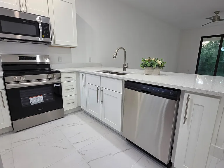 1200 W 12th St — Photo 3