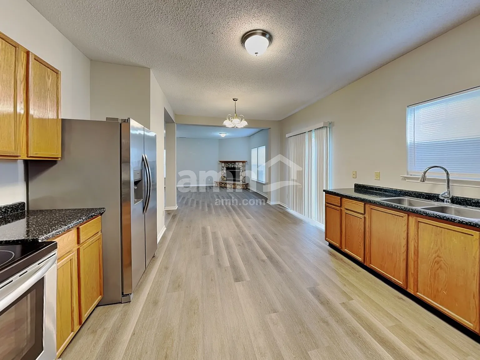 3 bed, 2.5 bath, 2700 sqft, $2,170 — Photo 3