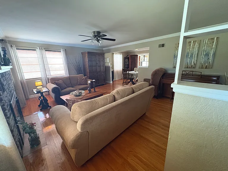 1135 Magnolia Ave — Photo 2
