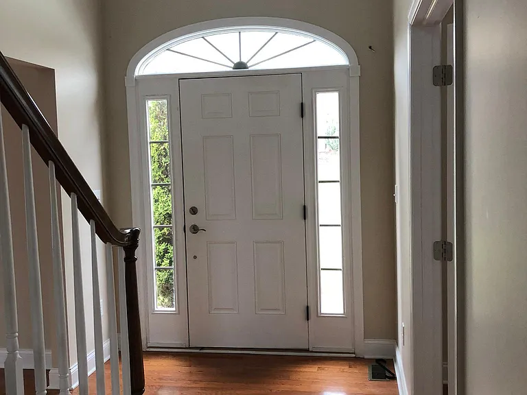 1049 Breezewood Dr — Photo 2