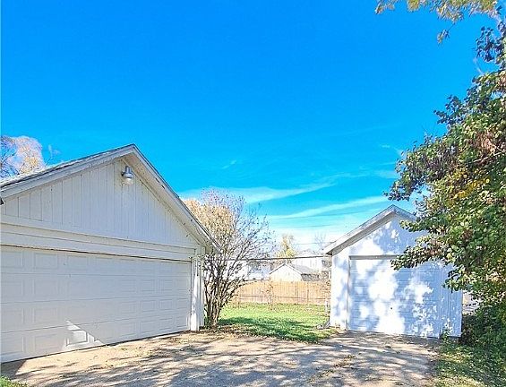 3rd image of 207 Grand Ave