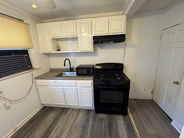 1142 E Woodlawn St — Photo 4