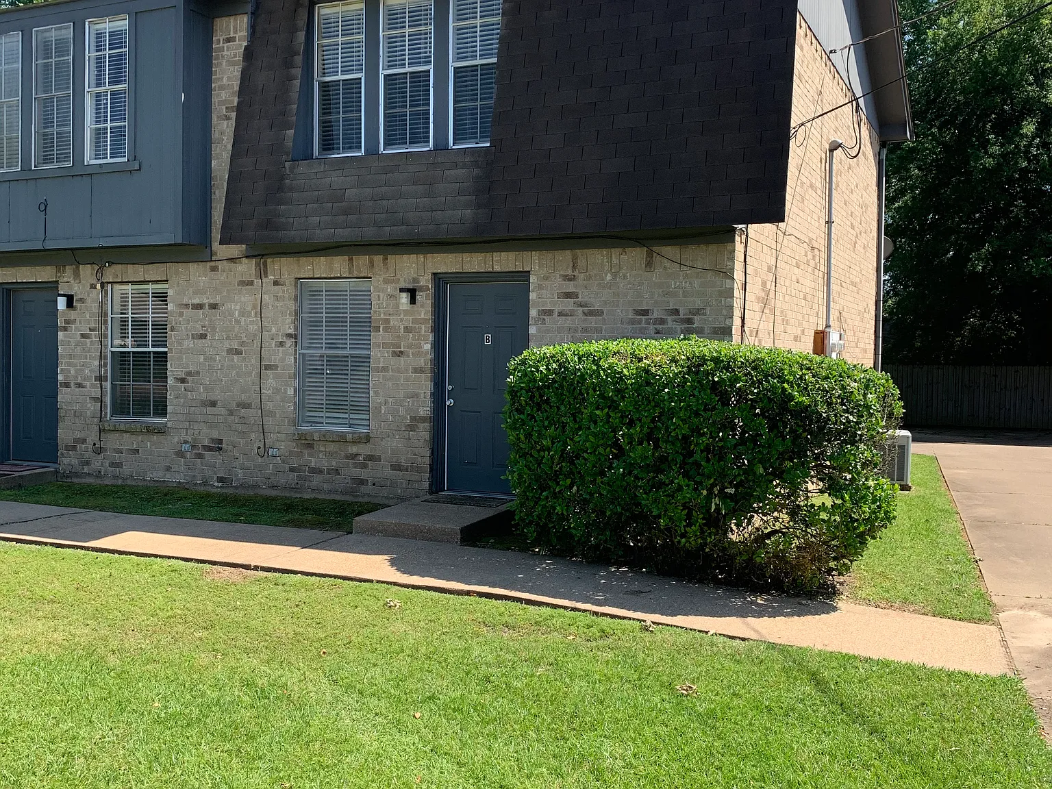 2 bed, 1.5 bath, 1096 sqft, $1,295 — Photo 2