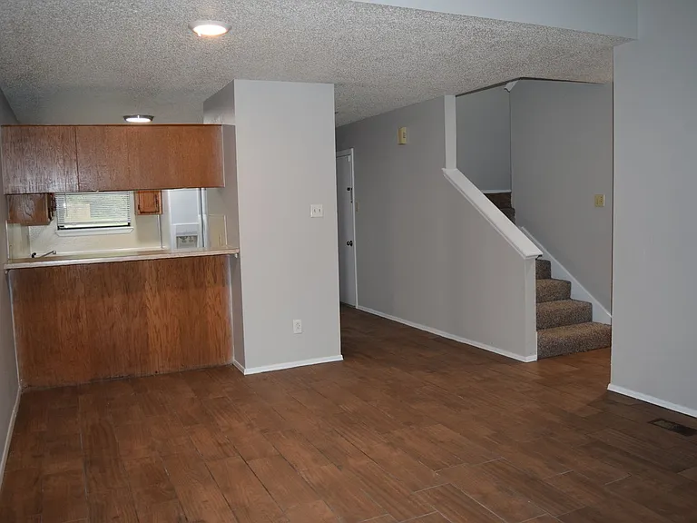 121 Perth Ct — Photo 2
