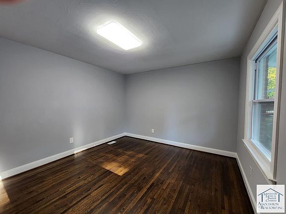 4th image of 1024 Oak St