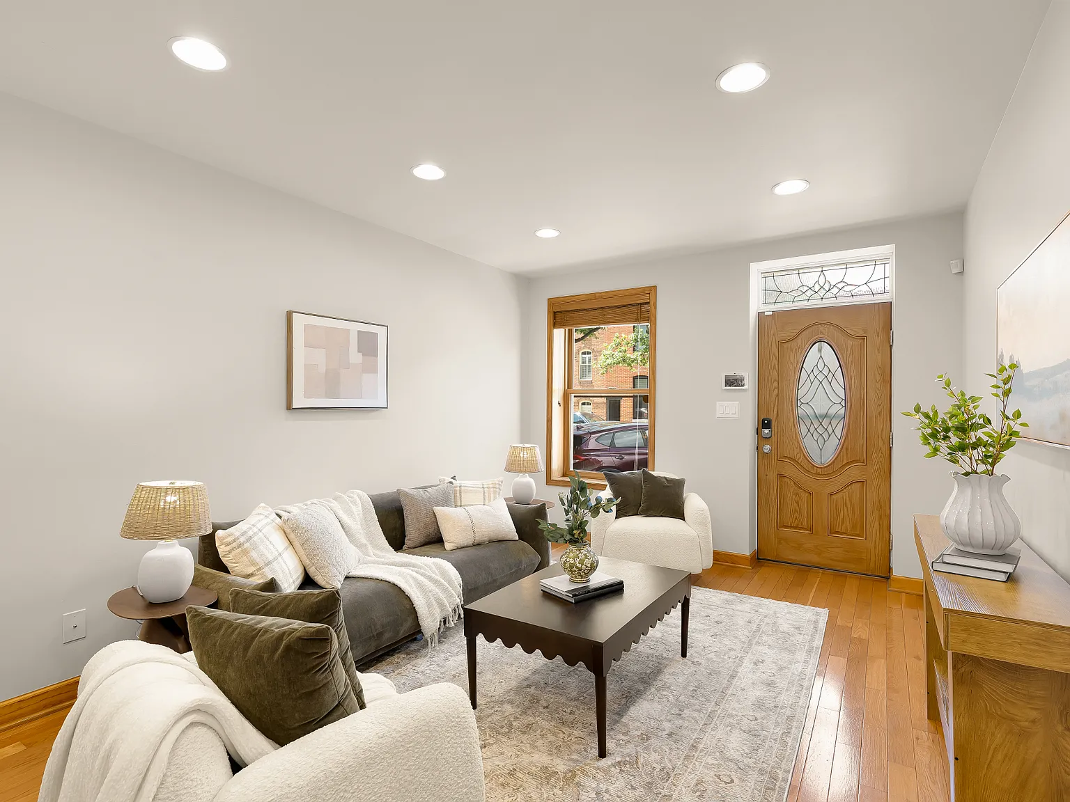 3 bed, 2.5 bath, 2600 sqft, $3,000 — Photo 2