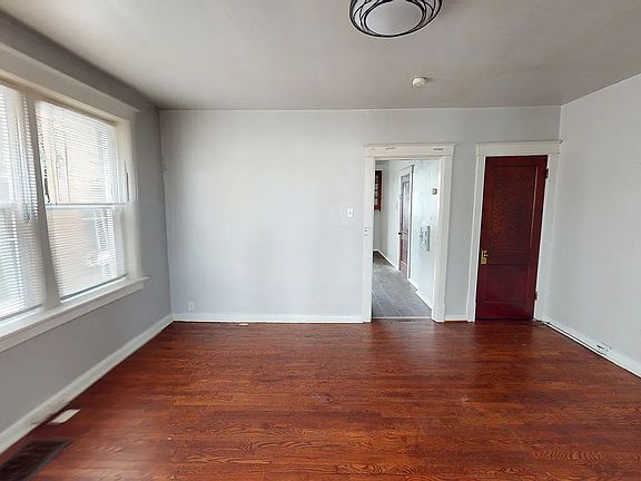 3rd image of 4226 Dewey Ave #2S