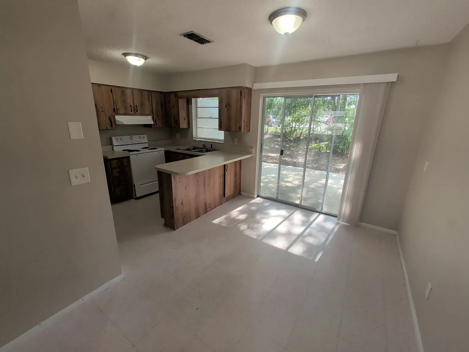 2 bed, 1.0 bath, 900 sqft, $1,200 — Photo 1