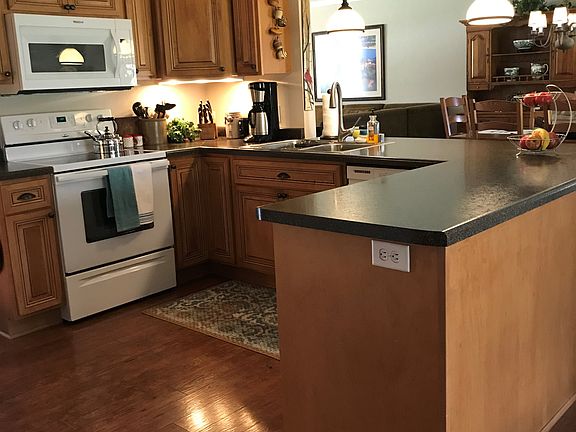 3rd image of 747 Meadowbrook Ct