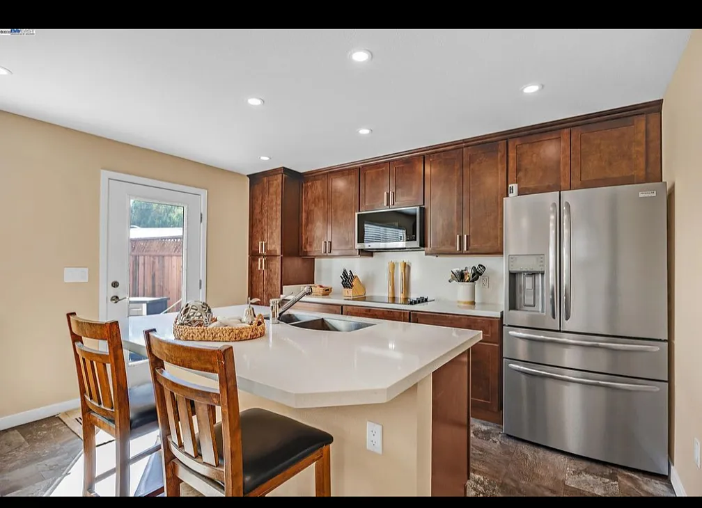 886 Laguna St — Photo 4