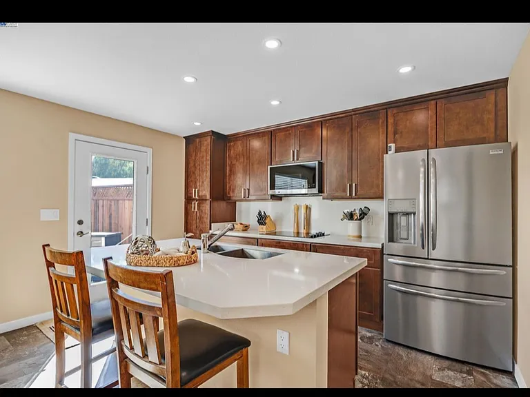 886 Laguna St — Photo 4