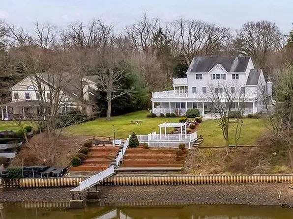 19 Riverbank Ave, Beverly, NJ 08010