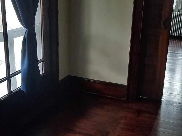 402 E King St — Photo 8