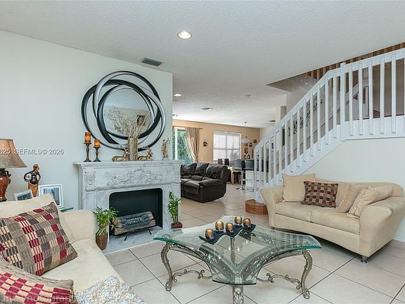 4th image of 1032 Silktree Ln