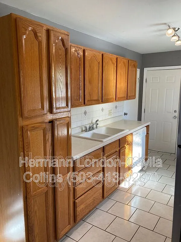 3 bed, 1.0 bath, 952 sqft, $1,495 — Photo 3