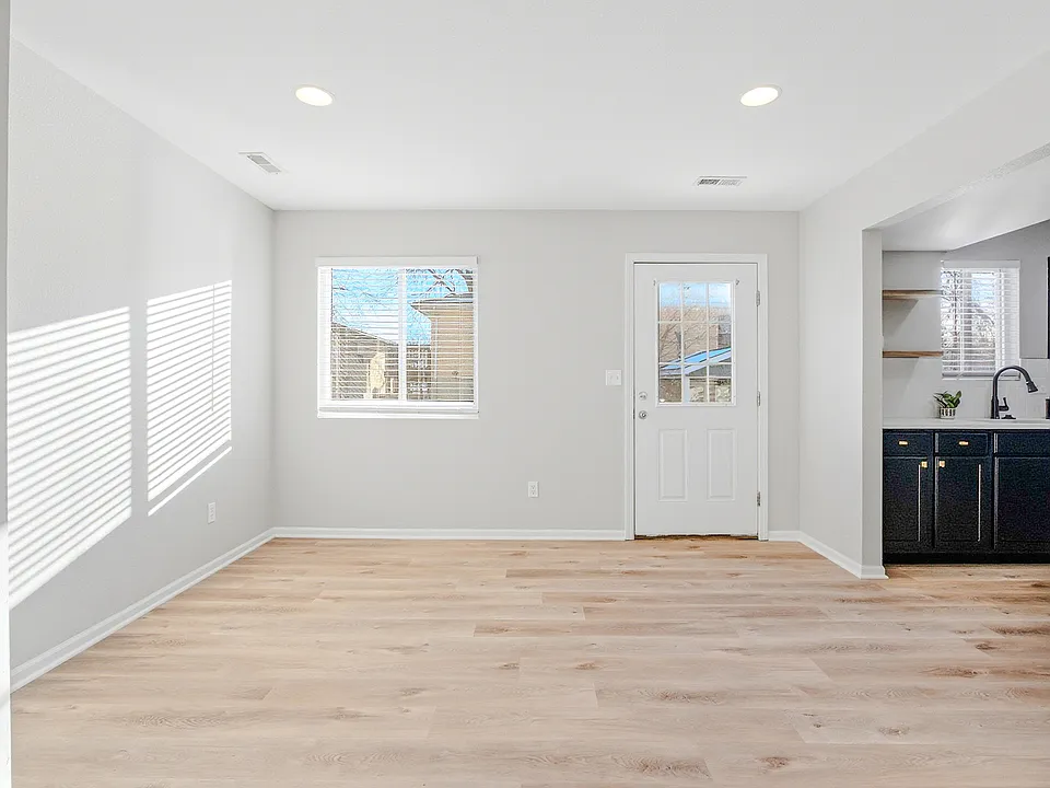 Dining Room - new flooring, plaint and blinds