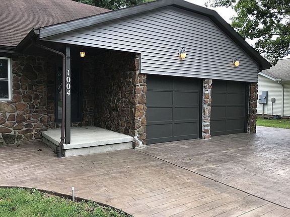 2nd image of 1004 Twin Lakes Dr