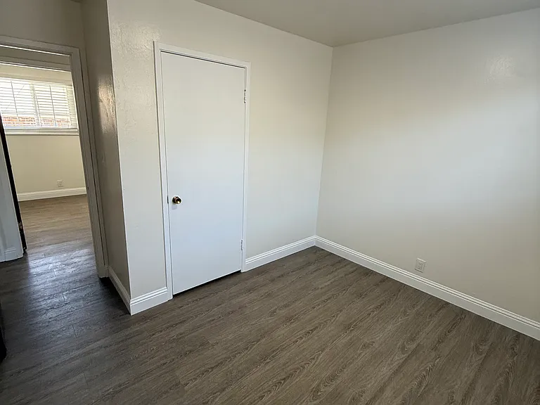 4765 Serra Ave — Photo 23