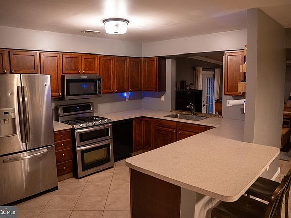 3rd image of 144 Lakeside Dr