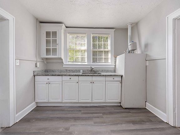 4th image of 1103 Bryan Ave