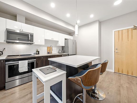 5th image of 767 Tyee Rd #404