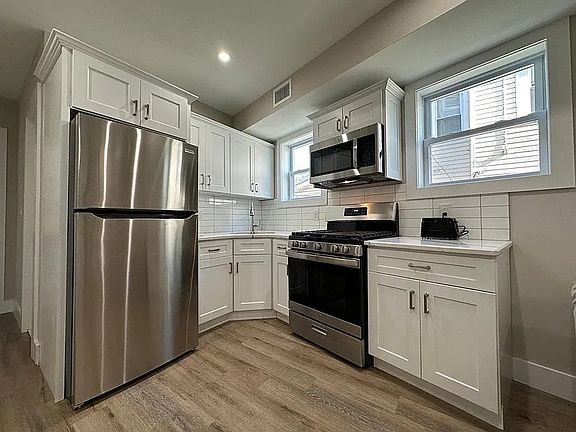 3rd image of 250 Snyder St #8