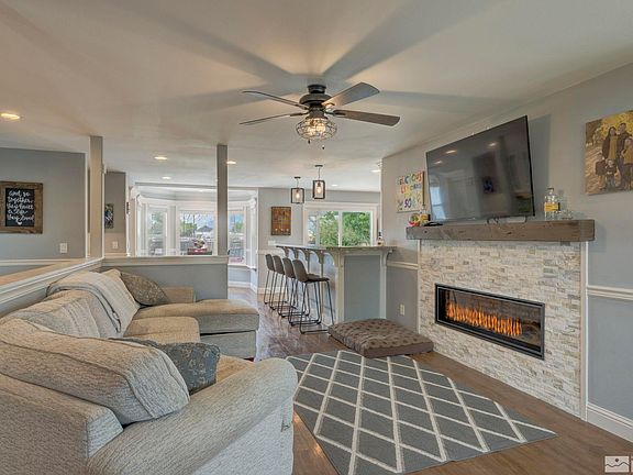 3rd image of 1131 Country Club Dr