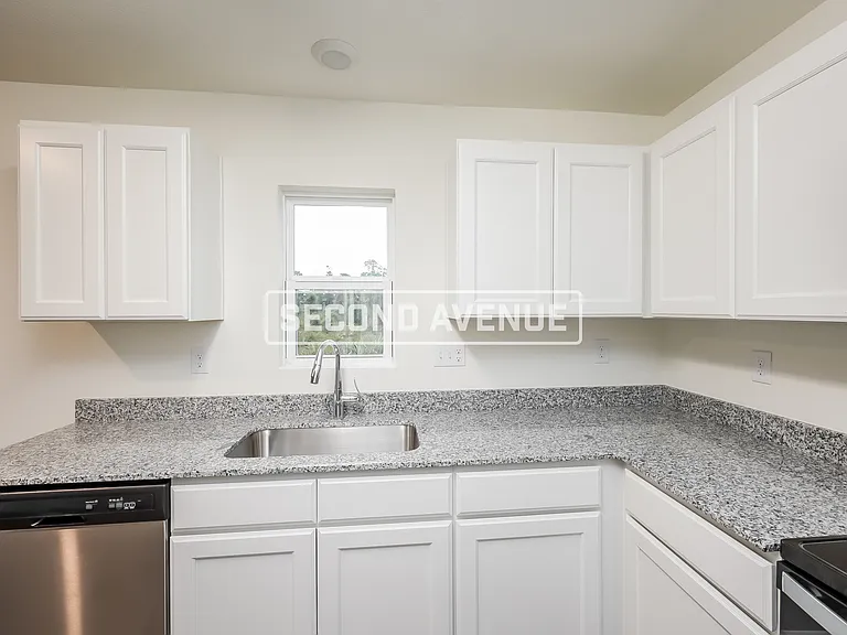 954 Pilgrim St E — Photo 4
