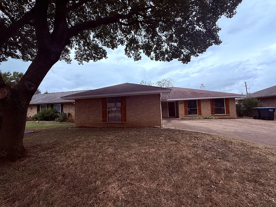 2612 S Meadow Dr