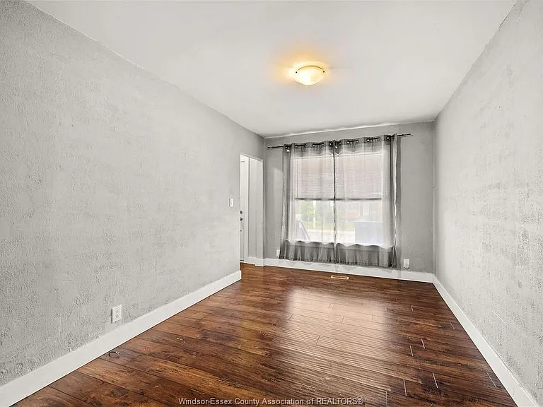 541 Moy Ave — Photo 6