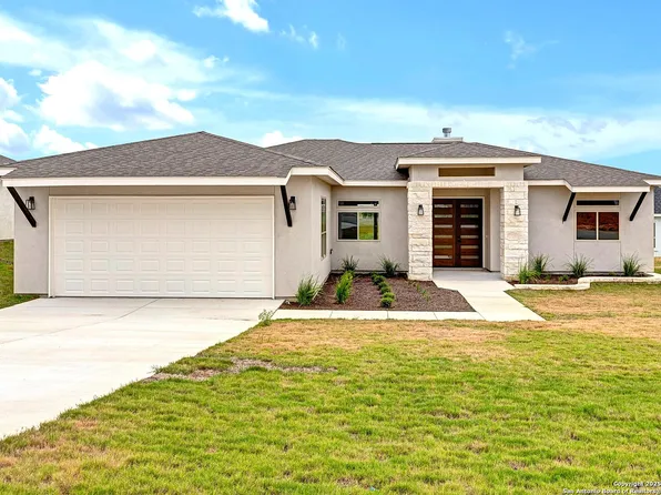 177 Pine Valley Dr, La Vernia, TX 78121