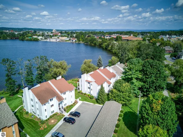 730 Centre Pl APT 15, Traverse City, MI 49686