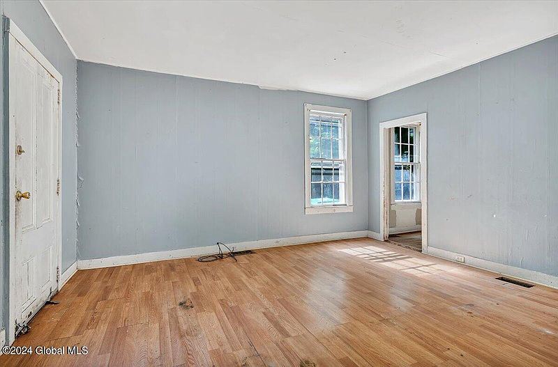 3rd image of 35 John Street