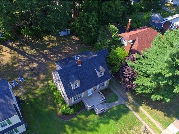 3rd image of 366 Woodbine Ave SE