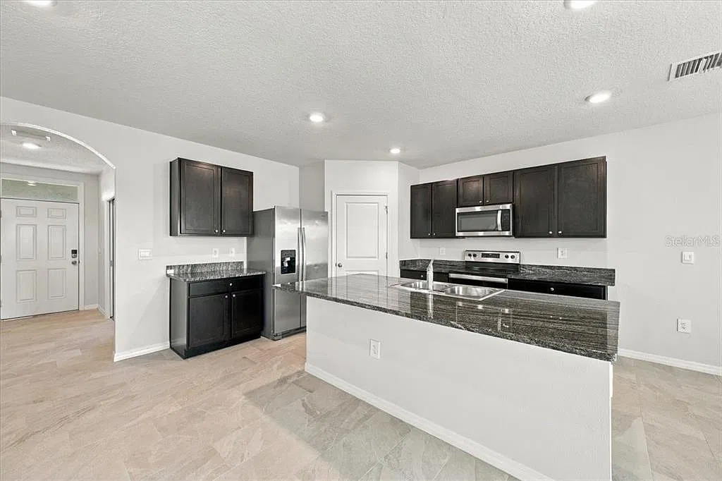 5 bed, 3.0 bath, 2674 sqft, $3,300 — Photo 3