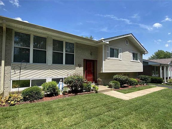 3rd image of 1063 Camelot Gardens Dr