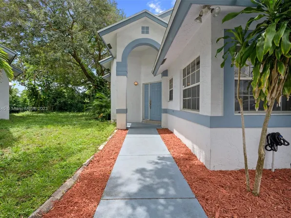 9952 SW 16th St, Pembroke Pines, FL 33025