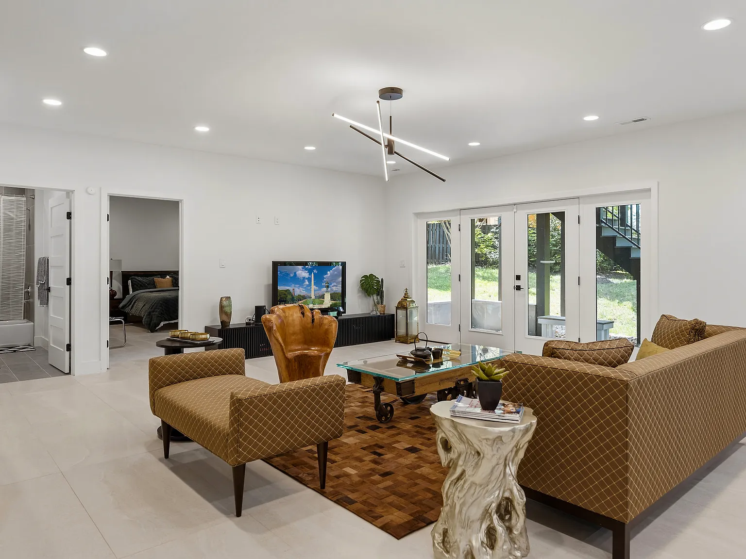 6 bed, 6.5 bath, 8000 sqft, $13,000 — Photo 3