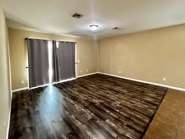 BRIGHT AND EASY TO MAINTAIN HARDWOOD LOOK LAMINATE FLOORS IN LIVING ROOM AND THROUGH OUT HOME. TILE IN ALL WET AREAS.