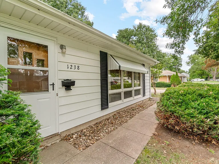 1238 S Hill Dr — Photo 16